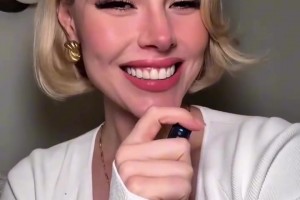 WTF！欧冠女主持这封面是什么材质的，看起来有点养眼