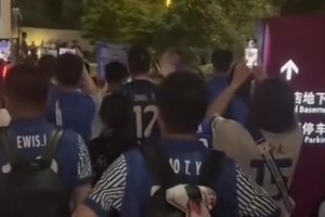 要不要脸？解散！输给三镇后，申花球迷追到酒店门口骂球员