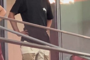 上半场0-3落后！在包厢内的武磊相当无语