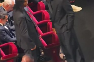 亚马尔和拉菲尼亚在金球奖颁奖典礼与小罗拥抱交谈