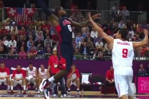 梦之队的詹姆斯把扣篮玩成了艺术