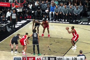 篮网第一场季前赛，曾凡博没有得到出场机会，坐在板凳席角落处