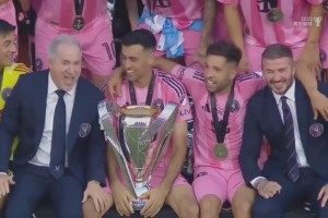 老男孩完美谢幕！夺冠庆祝布斯克茨与阿尔巴C位，身旁是老板！