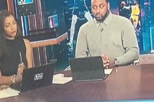 没把持住啊~沃尔上节目疯狂偷瞄美女主持，好像还被发现了