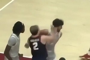 挑衅请适度！球员被对手隔扣后直接挥拳！