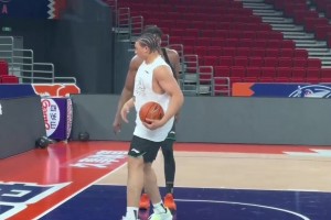 上海男篮单挑局，白边与洛夫顿1v1，感觉白边还是很容易吃晃