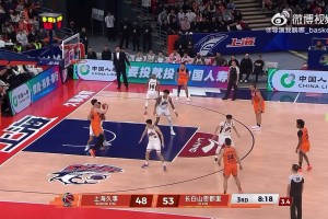 王哲林低位接球欲背打曾繁日，感觉有点顶不太动啊