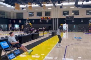 湖人今日进行训练~范德彪还是没有放弃练习三分啊