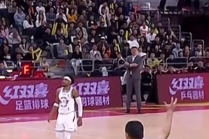 这动作危险！邬挺嘉劈叉投篮将扑防的徐杰绊出场外，裁判未吹违体