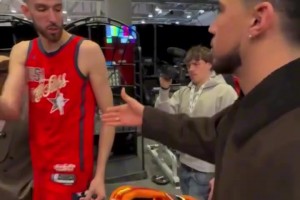 布克“追星成功”要到切特霍姆格伦的签名