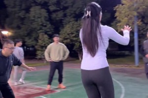 被她装到了！野球场肘姐：你就说这球是不是绝杀吧！