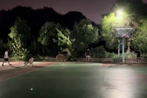 这是“雄鹿”队的主场吧！